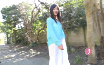 JAV Idol Emiri Awano Sizzles in Hot Springs!